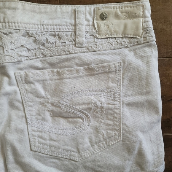 SILVER Jeans Co Distressed Aiko Mid Shorts Size 31 in White - Picture 15 of 16